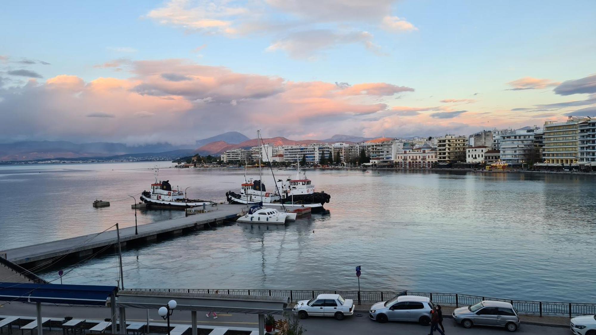 Debbie'S Διαμέρισμα Δίπλα Στο Νερό ! Chalkís Exterior foto